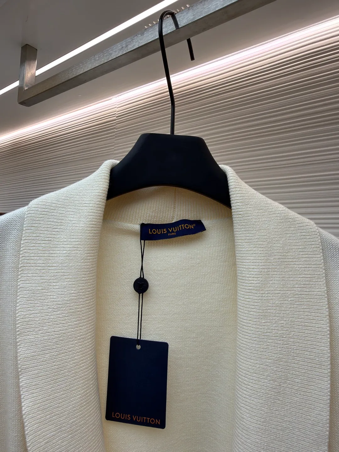 LOUIS VUITTON letter logo V-neck shawl long cardigan ●Original version: purchased and developed in 19939 ●Item number: 1681092-A95 ●Fabric: wool blended fabric ●Technology: knitted ●Version: Loose version ●Weight: about 740 grams ●Size: S-M-L-XL ●Description: Made of 55% wool and 45% cotton. This style is a blended fabric. Both materials have their own advantages. Wool can provide effective warmth retention, while cotton can make it more three-dimensional. The logo on the lower left is electroplated with stainless steel material, and the original mold is made to order in 1:1 size. Silver inlaid decoration and rubber filling inside. The bottom steel plate is customized. The lower right button is made of natural mother-of-pearl and hand-sewn. This pullover continues the pastel tones of the 2025 spring and summer show, incorporating wool blended wool knitting to create a chic and fashionable effect. The lightweight design is perfect for spring and adds a sophisticated touch to everyday looks. The overall wiring is straight and delicate, the fabric is comfortable and soft, and the color is consistent without color difference. It can be matched with the same style to create a fashionable look and control various occasions. Customized accessories, complete with three standards, same style for men and women!